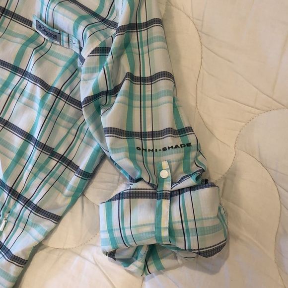 Columbia quick dry lightweight long sleeve snap close shirt. Hidden zip pocket - Picture 6 of 8